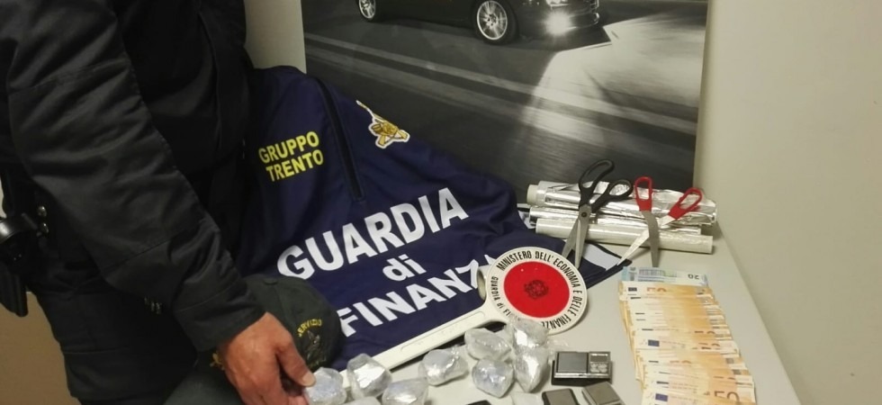 Tiene la droga sul letto e all'arrivo dei finanzieri viene subito scoperto